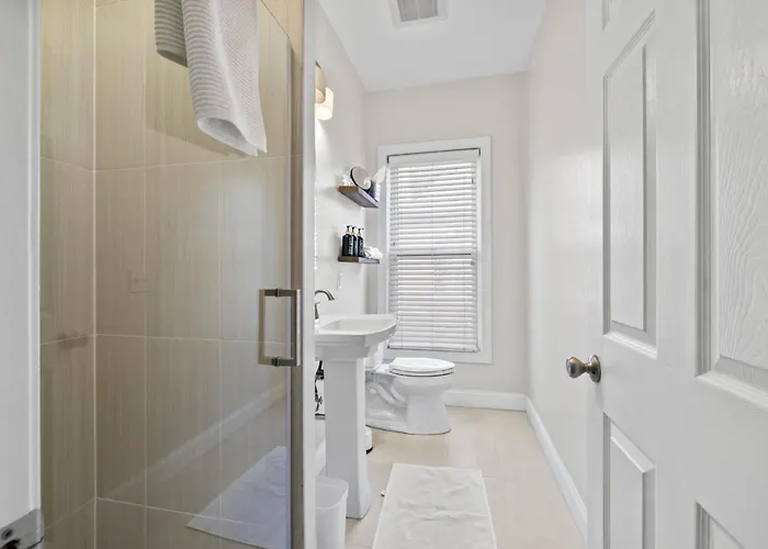 Spacious Trendy 4br Urban Retreat, Location In Сasa de vacaciones *