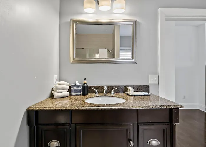 Spacious Trendy 4br Urban Retreat, Location In Columbus