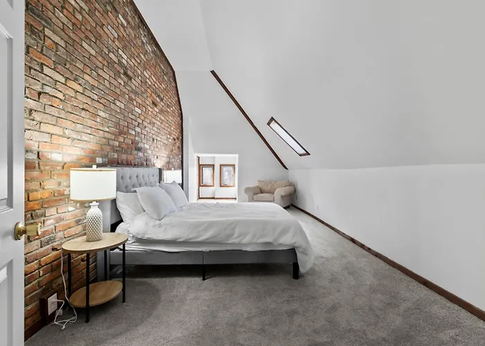 Spacious Trendy 4br Urban Retreat, Location In *